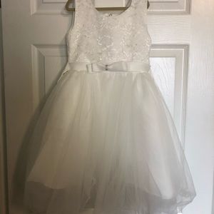 Girls size 6/8 formal flower girl dress